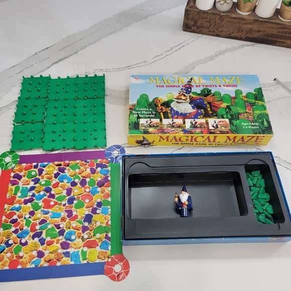 Magical maze the simple game of twists and turns ages 6 and up 2-4 players - Picture 6 of 11